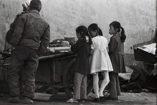 1973년 5월 한 국민학교(초등학교) 앞에 불량식품을 먹으려고 모여든 아이들. 경향신문 자료사진