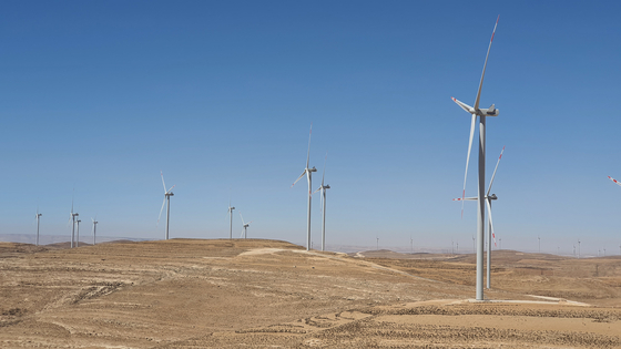 Wind power generators by Korea Southern Power operate in Jordan on Saturday. A total of 15 generators were installed by Korea Southern Power and DL Energy in Tafila in southern Jordan. [YONHAP]