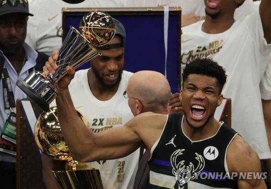 세계농구선수들에게 꿈의 무대인 NBA는 미국프로농구라는 의미로 쓰이지만 엄밀히 말하면 미국프로농구를 관장하는 전미(全美)농구협회라는 뜻이다. 사진은 올 NBA 챔피언에 오른 밀워키 벅스의 야니스 아데토쿤보가 우승 트로피를 들고 환호하는 모습. [연합뉴스 자료사진]