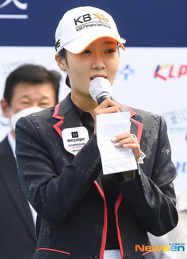 소감 밝히는 오지현, 이후 미디어센터 우승 기자회견에서 미국 PGA투어에서 활약 중인 김시우와 결혼을 전제로 만나는 중이라고 밝히기도 했다.