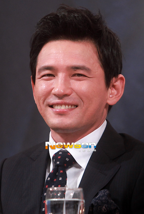Hwang Jung-min has revealed his passion for music.MBC FM4U Bae Chul-soos music camp broadcast on August 2 featured the movie Hwang Jung-min as a guest.On this day, DJ Bae Chul-soo asked Hwang Jung-min, Do you think that the job of Actor is a vocation?Hwang Jung-min said, I have never thought of it as a vocation.Of course, I love my work so much and work hard, but I always dream that there will be something else in the world that I do well.I wonder what I do well again. Bae Chul-soo said, What is good besides Actor? And Hwang Jung-min said, I like to deal with musical instruments and I am working hard as a hobby.I learned to drum because of the movie Waikki Brothers. Nowadays, Im playing cello. Cello is so good and funny. Its difficult, but Im doing very well.Bae Chul-soo then asked, Is learning roughly at home, is it properly serving the teacher? and Hwang Jung-min said, Im taking lessons.Before that, I learned clarinet for about 8 years. Once I quit Actor, went to the music school, went to study abroad, and liked jazz. I told my wife what to do.