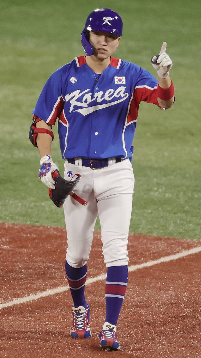 31일 일본 요코하마 스타디움에서 열린 도쿄올림픽 야구 B조 예선 한국과 미국의 경기에서  1회초 박해민이 안타를 친 뒤 기뻐하고 있다. 연합뉴스