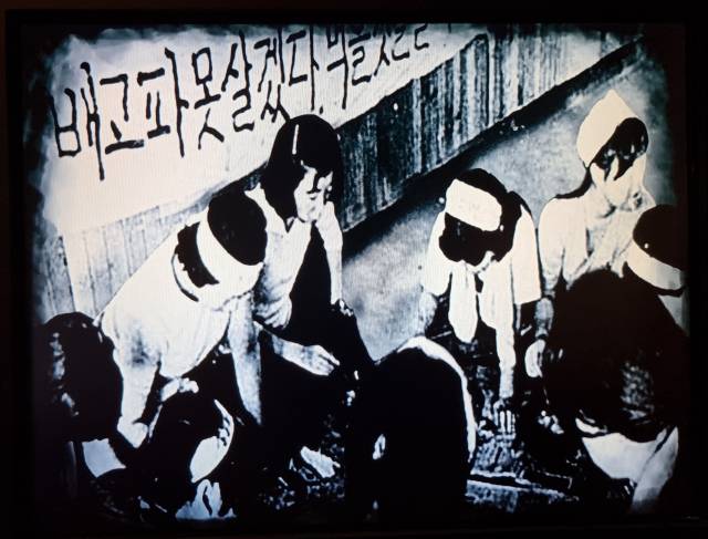 ▲ 살인적인 저임금에 항의해 단식농성 중인 구로공단의 여성노동자들(서울역사박물관 전시자료)