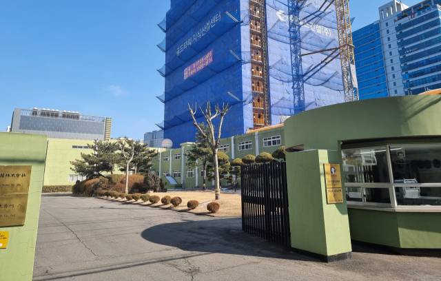 ▲ 고층 디지털단지로 변한 구로공단에 얼마 남지 않은 옛 공단의 모습 ⓒ손호철