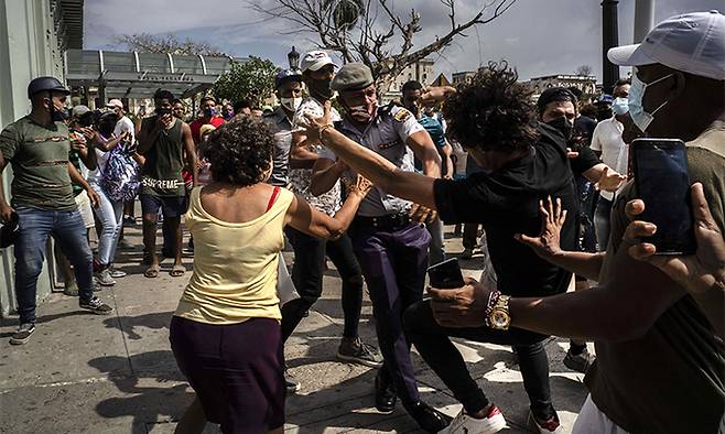 중미 공산국가 쿠바의 수도 아바나에서 지난 7월 11일(현지시간) 경찰이 반정부 시위대를 체포하고 있다. 아바나=AP연합뉴스