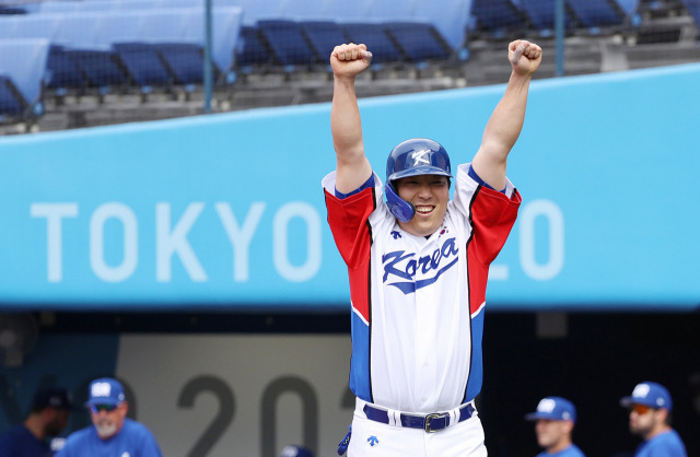 2일 일본 요코하마 스타디움에서 열린 도쿄올림픽 야구 녹아웃스테이지 2라운드 한국과 이스라엘의 경기. 7회말 11대1로 콜드게임으로 경기를 이긴 한국 김현수가 환호하고 있다. /연합뉴스