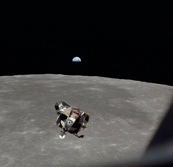 달 궤도의 사령선으로 귀환하는 아폴로11호 착륙선 '이글' [NASA 제공/ 재판매 및 DB 금지]
