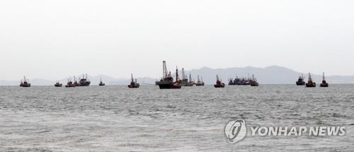 서해 NLL 인근에서 불법 조업하는 중국 어선 [연합뉴스 자료사진]
