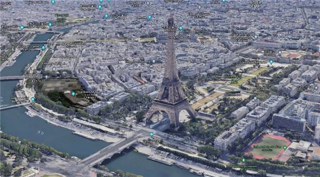 구글어스로 묘사된 에펠탑과 정돈된 파리 거리. '포켓맵 플랫폼'의 청사진이 될 수 있다.