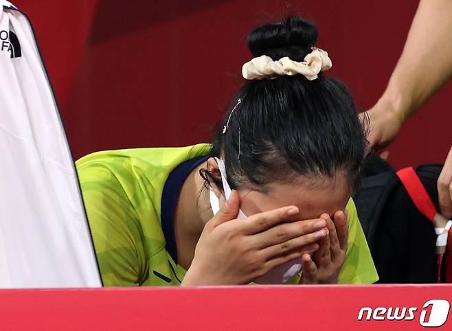 탁구 신유빈이 3일 오전 일본 도쿄체육관에서 열린 '2020 도쿄올림픽' 여자 탁구 단체전 8강전 경기 대한민국과 독일의 경기에서 패배한 후 아쉬워하고 있다. 2021.8.3/뉴스1 © News1 이재명 기자
