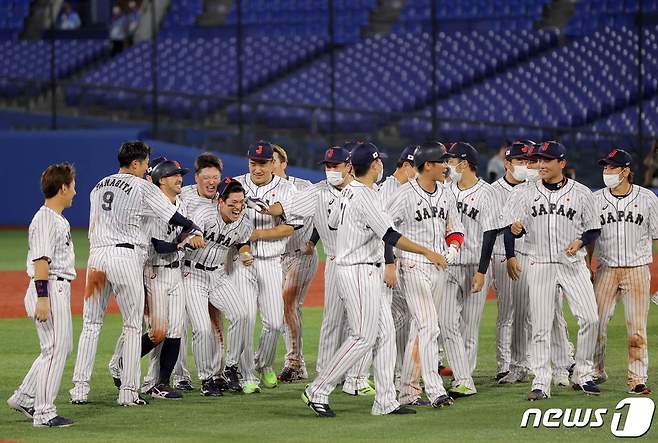 일본 야구대표팀이 연장 끝에 미국을 꺾고 준결승에 올랐다.© AFP=뉴스1