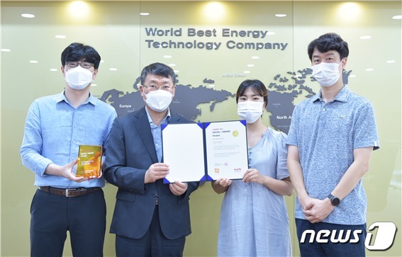 한국가스기술공사가 소셜아이어워드 2021 공공기관 블로그분야 최우수상을 받았다. (왼쪽부터)진수남 경영전략본부장, 윤석진 경영협력부장 및 담당부서 직원들이 기념촬영을 하고 있다.© 뉴스1