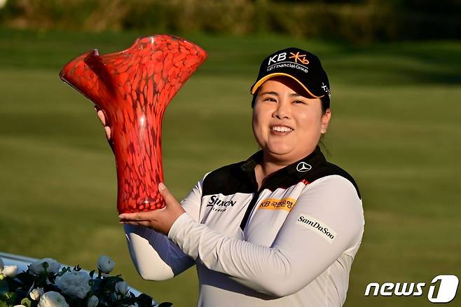 박인비가 미국 캘리포니아주 칼즈배드에 있는 아비아라 골프클럽에서 열린 LPGA 투어 KIA 클래식서 우승 트로피를 들고 기뻐하고 있다. © AFP=뉴스1 © News1 우동명 기자