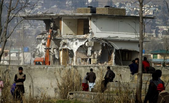 알 카에다 지도자 오사마 빈 라덴이 은거하다 최후를 맞은 파키스탄 북부 아보타바드의 3층짜리 저택이 철거되고 있는 모습을 주민들이 지켜보고 있다. /사진=연합뉴스
