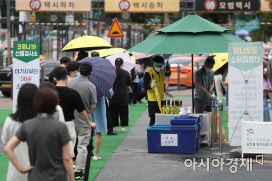 서울 서초구 고속버스터미널 코로나19 임시 선별검사소에서 시민들이 검사를 위해 기다리고 있다. /문호남 기자 munonam@