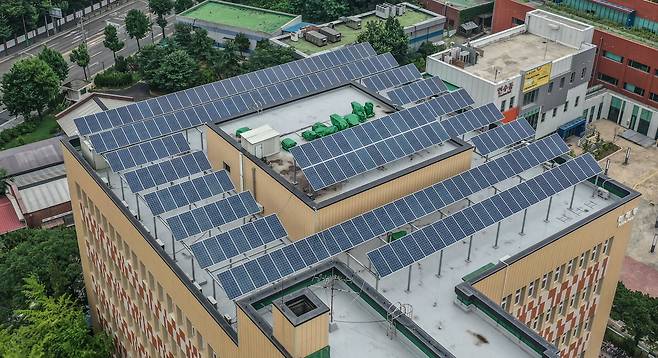 지난달 11일 오전, 서울 은평구 서울혁신파크 미래청 옥상 위에 태양광패널이 설치되어 있다. / 고운호 기자