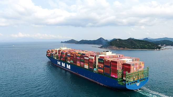 HMM의 1만6000TEU급 컨테이너 1호선 ‘HMM 누리(Nuri)’호가 중국 옌톈(Yantian)항에서 만선으로 출항하고 있다. /HMM 제공