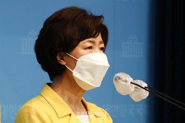 추미애 더불어민주당 대선 예비후보가 지난달 29일 국회 소통관에서 '신세대 평화 프로세스' 공약을 발표하고 있다. ⓒ데일리안 류영주 기자