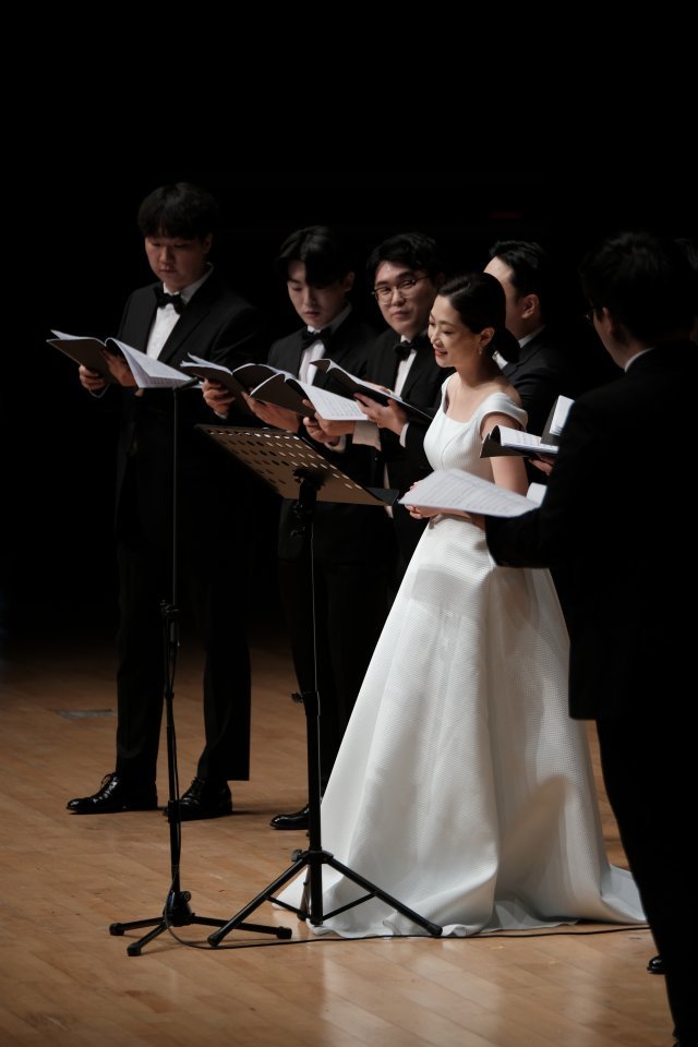 소프라노 홍혜란과 남성 중창단이 슈베르트의 세레나데 D.920을 노래하고 있다. 평창대관령음악제 제공