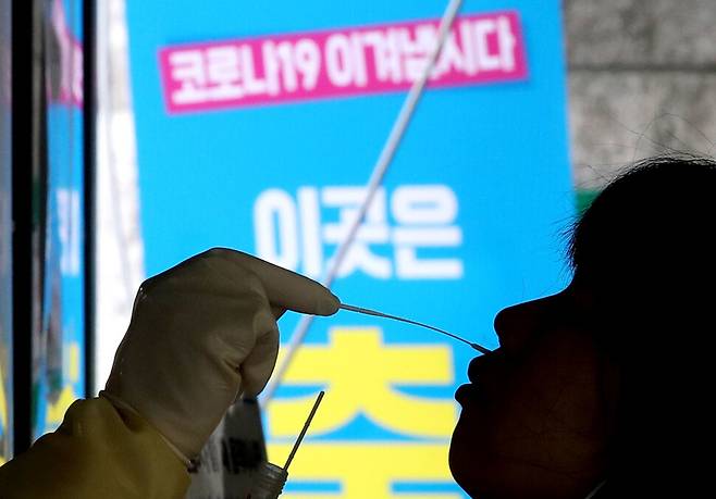 3일 오전 서울 은평구 구파발역 임시선별진료소을 찾은 시민이 코로나19 검사를 받고 있다. 연합뉴스