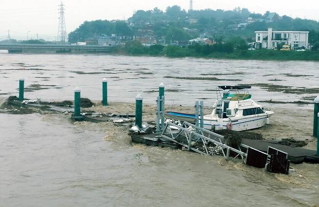 지난해 8월8일 오전 전남 나주시 영산강에 홍수경보가 내려져 둔치 시설물이 물살에 떠밀려 내려가고 있다. 연합뉴스