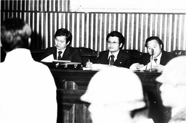 1980년 김재규(맨왼쪽 뒷모습) 항소심 법정에서 고 강신옥(오른쪽) 변호사가 고 황인철(왼쪽), 안동일(가운데) 변호사와 함께 변론을 하던 모습이다. 사진 김영사 제공