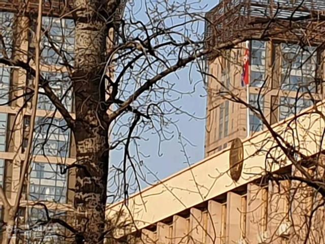 중국 베이징 주재 북한 대사관 건물 위에 인공기가 걸려 있다. 베이징=김광수특파원