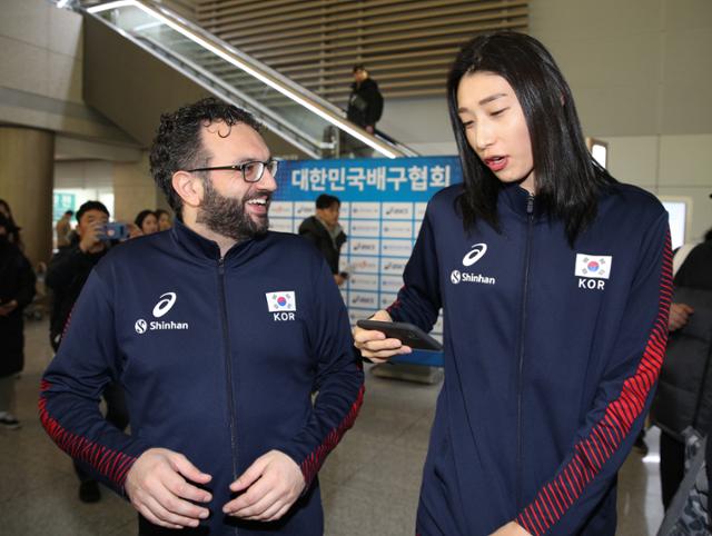 지난해 1월 5일 도쿄올림픽 아시아대륙 예선전에 참가하는 대한민국 여자 배구대표팀 스테파노 라바리니(왼쪽) 감독과 김연경이 인천국제공항을 통해 출국하기 전 대화하고 있다. 뉴스1