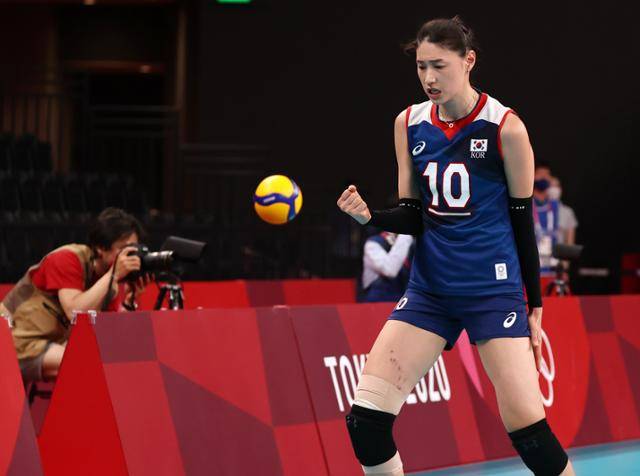 31일 일본도쿄 아리아케 아레나에서 열린 도쿄올림픽 여자 배구 A조 조별리그 한국과 일본의 경기. 경기 내 집중 견제를 받은 한국 김연경이 득점 후 주먹을 불끈 쥐어보이고 있다. 한쪽 다리에 혈관이 터져 생긴 붉은 부상이 보인다. 도쿄=연합뉴스