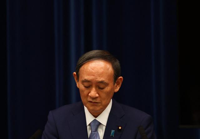 스가 요시히데 일본 총리가 지난달 30일 관저에서 코로나19 대책 관련 기자회견을 하고 있다. 도쿄=AFP 연합뉴스