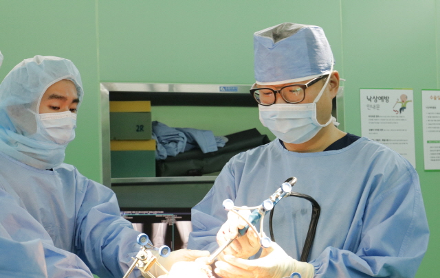 주안나누리병원 관절센터 김형진 부원장이 로봇 인공관절 수술을 집도하고 있다.​/사진=주안나누리병원 제공