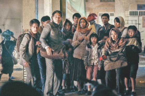 28일 개봉하는 류승완 감독의 영화 '모가디슈'. 1991년 소말리아 수도 모가디슈 내전 당시 남북한 대사관 사람들이 함께 탈출한 실화가 모티브다. [사진 롯데엔터테인먼트]