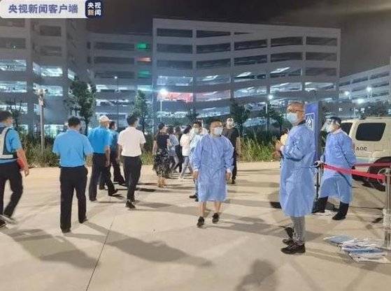 2일 밤 상하이 푸동국제공항에서 공항 직원들을 대상으로 핵산검사가 진행됐다. [웨이보 캡쳐]