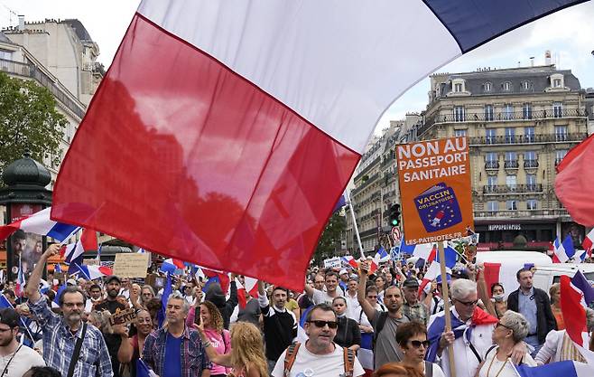 백신 여권 도입에 반대하는 시민들이 7월31일(현지시간) 프랑스 파리에서 열린 시위에서 행진하고 있다. 이날 시위에는 1만명 넘는 시민들이 참여했다. 파리|AP연합뉴스