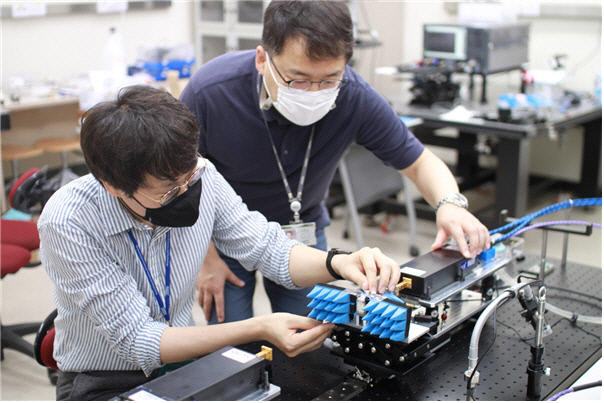 김당오 LG-KAIST 6G 연구센터 선임연구원(왼쪽)과 권재용 한국표준과학연구원 책임연구원이 빔포밍 시스템을 시험하고 있다. KAIST 제공