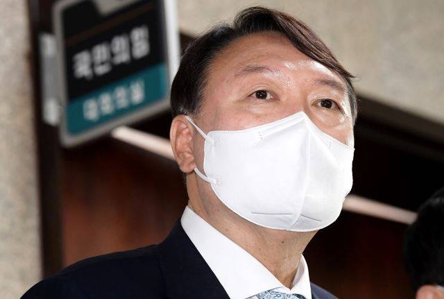 윤석열 전 검찰총장이 지난 2일 서울 여의도 국회에서 이준석 국민의힘 대표와 김기현 원내대표 및 최고위원들을 예방한 후 취재진의 질문에 답하고 있다. 최종학 기자