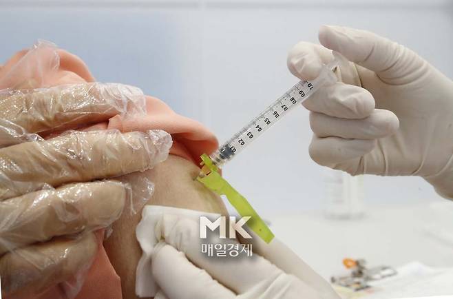17일 서울 강남구 코로나19 예방접종센터에서 한 접종 대상자가 백신을 맞고 있다. 2021. 6. 17. [박형기기자]