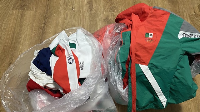 멕시코 소프트볼대표팀이 선수촌 쓰레기통에 버린 도쿄올림픽 유니폼. 사진=브리이다 타마라 크루즈 트위터