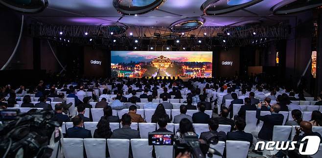지난해 3월6일(현지시간) 인도 뉴델리에서 삼성전자 ‘갤럭시 S10’ 출시 행사가 열리고 있다. 이번 행사는 현지 파트너·미디어를 비롯해 인도 전역의 갤럭시 팬 등 약 600여 명이 참석했다./사진=뉴스1(삼성전자 제공)