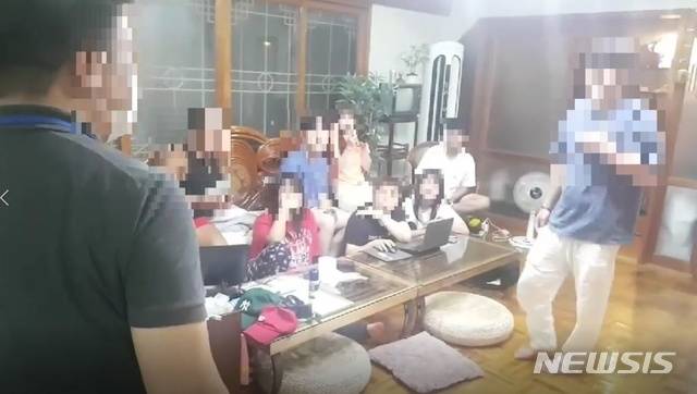 [제주=뉴시스] 게스트 하우스 파티 모습(제주도 제공)