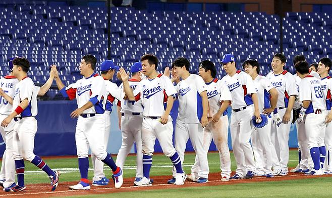 한국 야구대표팀이 지난달 29일 2020 도쿄올림픽 이스라엘과의 조별리그 1차전에서 끝내기 승리를 한 뒤 하이파이브를 하고 있다. 한국은 4일 준결승에서 일본을 상대한다. 요코하마=허정호 선임기자