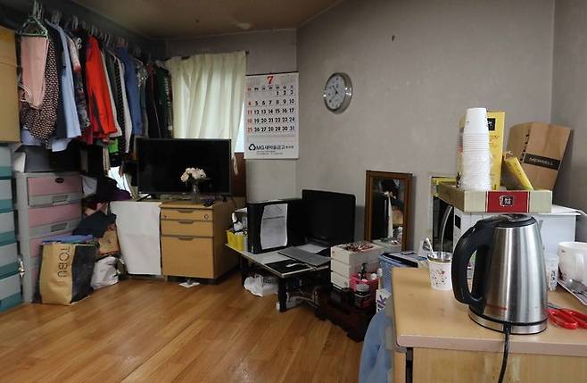 서울대학교 여성 청소노동자 A씨가 사용하던 기숙사 휴게실 모습. 뉴시스