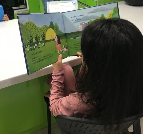 어린이 환경 교육 동화책을 읽고 있는 어린이 고객. 사진제공 l 한국P&G