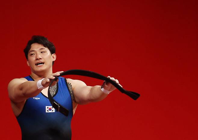 진윤성이 3일 일본 도쿄 인터내셔널 포럼에서 열린 2020 도쿄올림픽 역도 남자 109kg급 용상 3차 시기에서 실패한 뒤 아쉬워하고 있다.     도쿄 | 연합뉴스