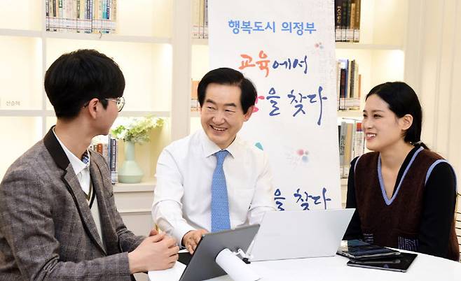 안병용 시장(가운데)이 학생들과 이야기하고 있다.(사진=의정부시 제공)