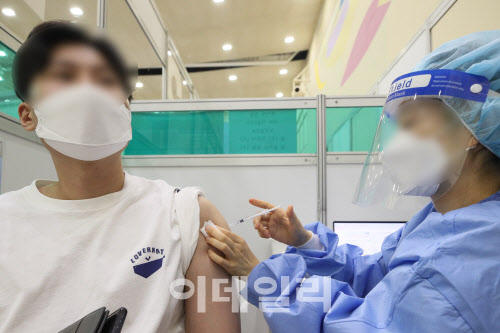 [이데일리 이영훈 기자] 코로나19 예방 백신 접종자가 누적 2000만 명을 돌파하며 1차 예방 접종에 전 국민 39%가 참여한 지난 3일 오전 서울 한 예방접종센터에서 한 시민이 백신을 맞고 있다.