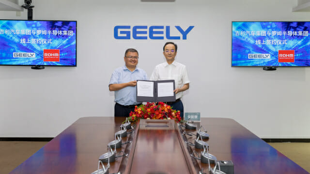 안콩후이 지리자동차그룹 회장(오른쪽)이 로옴과 온라인으로 협약을 체결하고 직원과 협약서를 들어보이고 있다.