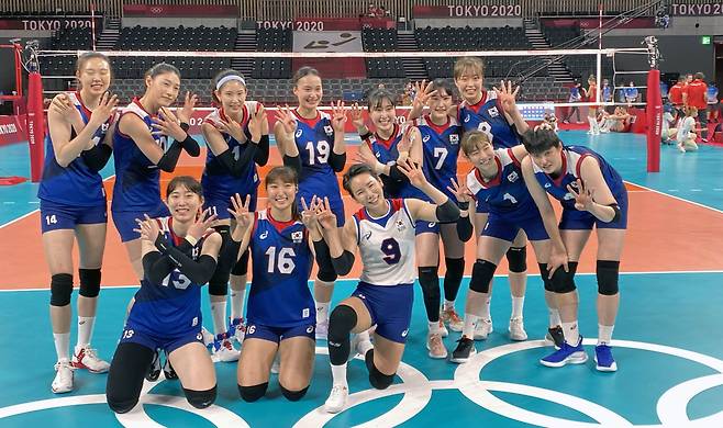 김연경을 비롯한 배구 대표팀이 4일 도쿄 아리아케 아레나 경기장에서 열린 여자배구 8강전 터키와의 대결에서 이긴 후 기념촬영을 하고 있다./도쿄=올림픽사진공동취재단