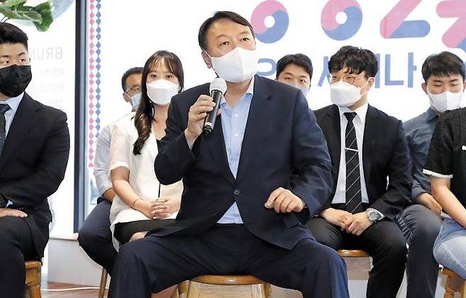 윤석열 대선 예비후보가 지난 1일 오후 서울 여의도 하우스 카페에서 열린 청년 싱크탱크 ‘상상23 오픈 세미나’에서 발언하고 있다. /이덕훈 기자