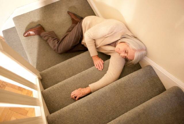 코로나19로 노인들의 활동량이 줄면서 낙상 사고 위험이 커졌다./사진=클립아트코리아